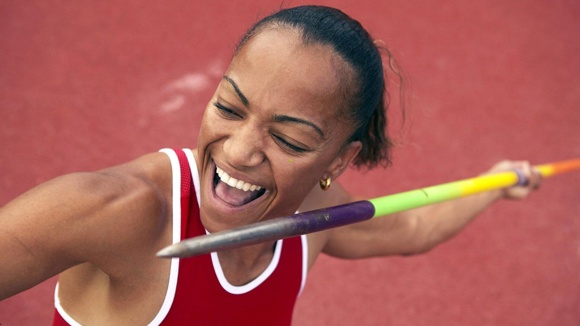 绿茵赛场现奇观，足球与橄榄球的界限何在？